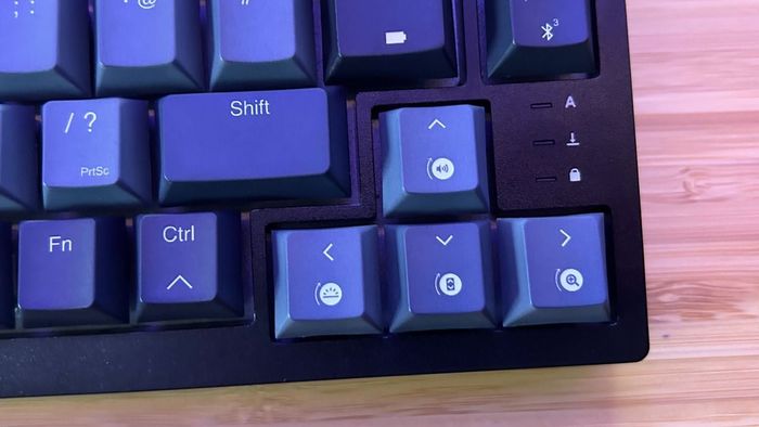 Phím mũi tên trên bàn phím Corsair K65 Plus Wireless