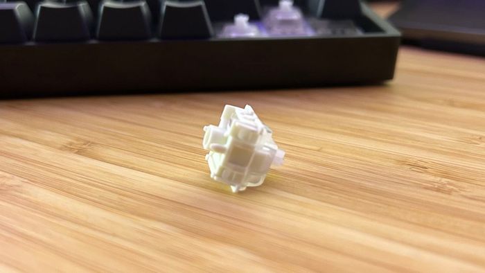 Switch Gateron từ bàn phím Endgame trên một bàn làm việc gỗ