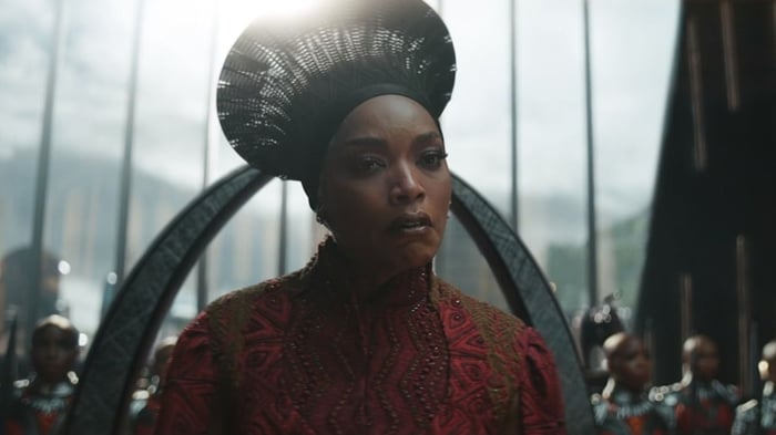 Nữ hoàng Ramonda than thở về sự mất mát của gia đình trong Black Panther: Wakanda Mãi Mãi