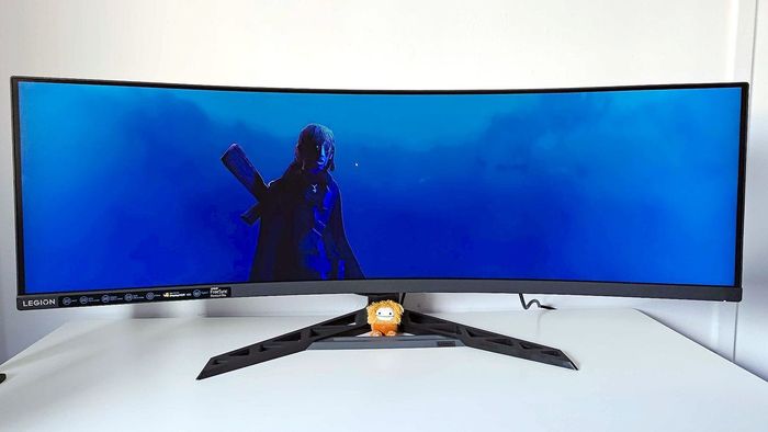 Lenovo Legion R45w-30 với nhân vật chính từ Children of the Sun trên màn hình