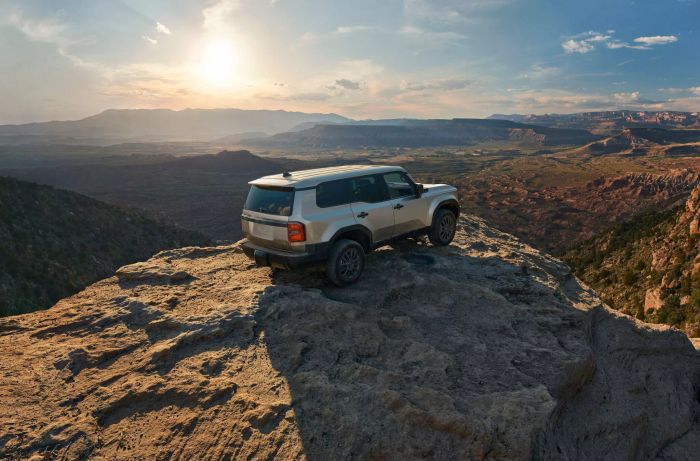 Toyota Land Cruiser 2024 vẫn cực hot, đại lý tăng giá hàng chục nghìn USD