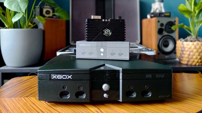 Eon XBHD đặt cạnh hộp trên bộ máy console Xbox gốc