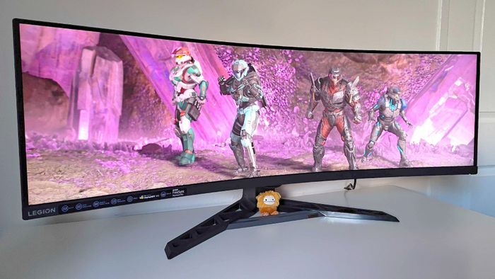  Màn hình Lenovo Legion R45w-30 hiển thị gameplay Halo Infinite