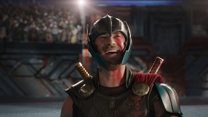 Thor la hét vui mừng trong đấu trường của Grandmaster trong Thor: Ragnarok