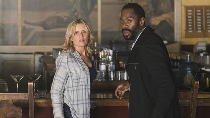 Kim Dickens trong vai Madison Clark và Colman Domingo trong vai Victor Strand trong mùa 2 của Fear the Walking Dead