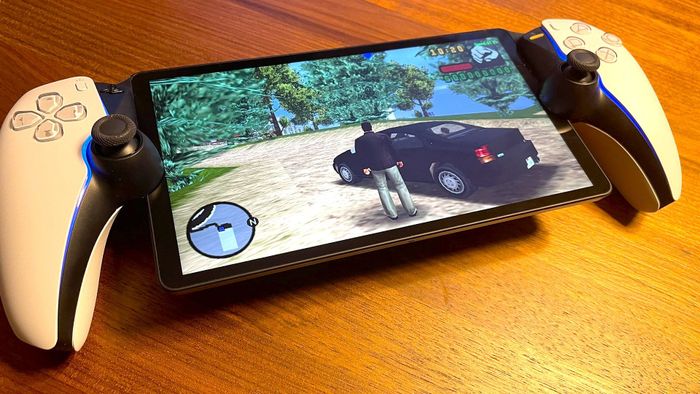 PlayStation Portal trên bề mặt gỗ với Grand Theft Auto: Liberty City Stories đang chạy 