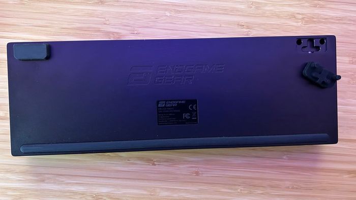 Mặt sau của bàn phím Endgame Gear hiển thị chân cao su với một cái được gỡ ra