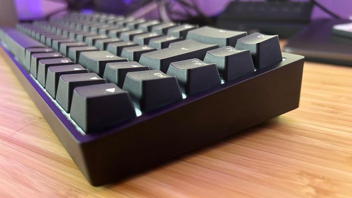 Hồ sơ bên của Endgame Gear KB65HE hiển thị độ cao và độ dày của khung