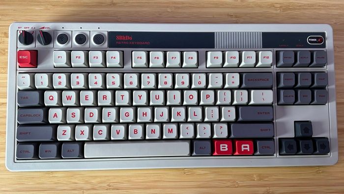 Bàn phím cơ cổ điển 8BitDo trên một cái bàn bằng gỗ