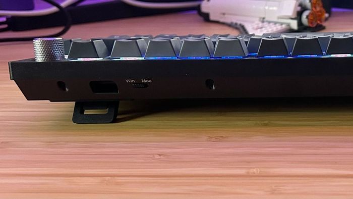 Trên cùng của Corsair K65 Plus Wireless hiển thị chuyển đổi PC và Mac