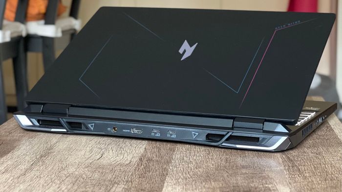 Laptop chơi game Acer Nitro trên bàn gỗ