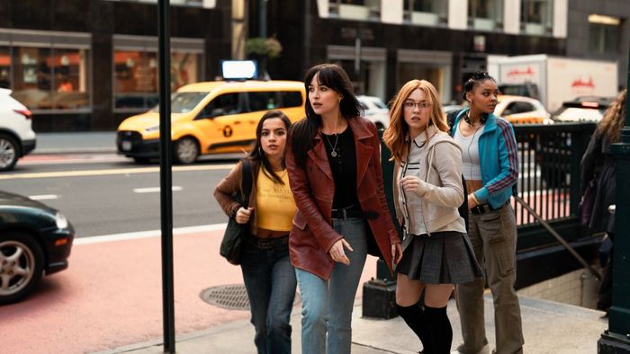 Isabel Merced, Dakota Johnson, Sydney Sweeney và Celeste O'Connor trong Madame Web