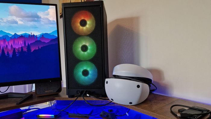 PSVR 2 kế bên một máy tính chơi game