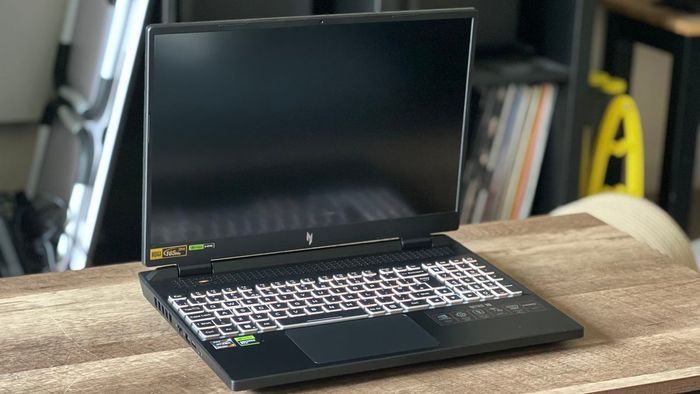 Laptop Acer Nitro 16 mở trên bàn gỗ
