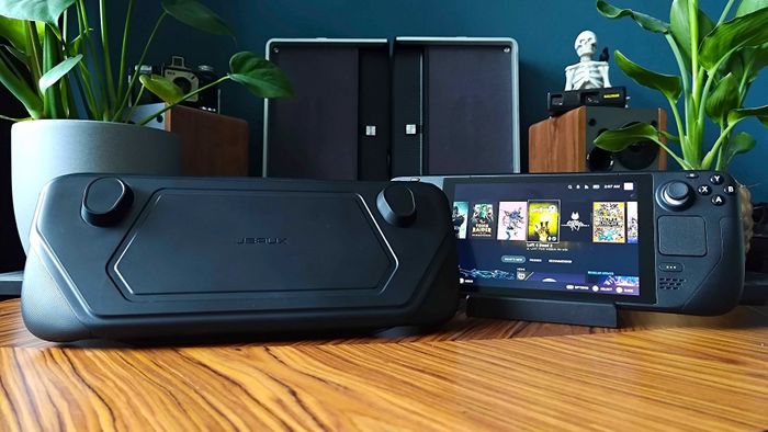 Vỏ Jsaux ModCase cạnh Steam Deck trên bàn làm bằng gỗ