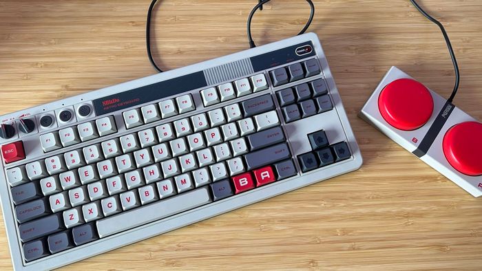 Bàn phím chơi game cổ điển 8BitDo trên một cái bàn bằng gỗ