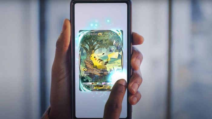 Ai đó chạm vào một lá thẻ Pikachu EX phát sáng trên điện thoại của họ
