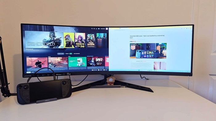 Màn hình Lenovo Legion R45w-30 được kết nối cả với Steam Deck OLED và PC