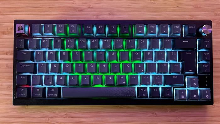 Bàn phím không dây Corsair K65 Plus trên một bàn gỗ với đèn RGB