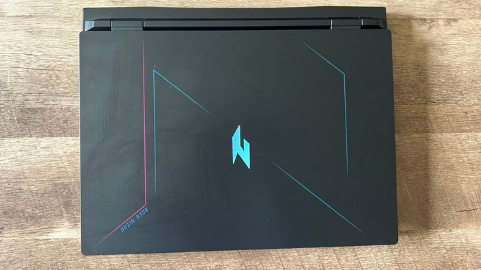 Nắp laptop chơi game Acer Nitro 16 trên bàn gỗ
