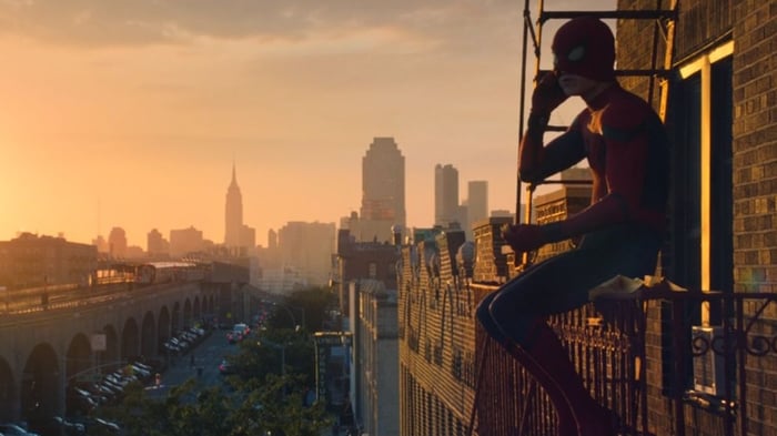 Spider-Man ăn một cây chu-rô vào lúc hoàng hôn trong Spider-Man: Homecoming