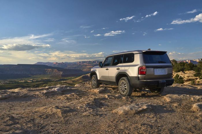 Toyota Land Cruiser 2024 vẫn cực hot, đại lý tăng giá hàng chục nghìn USD