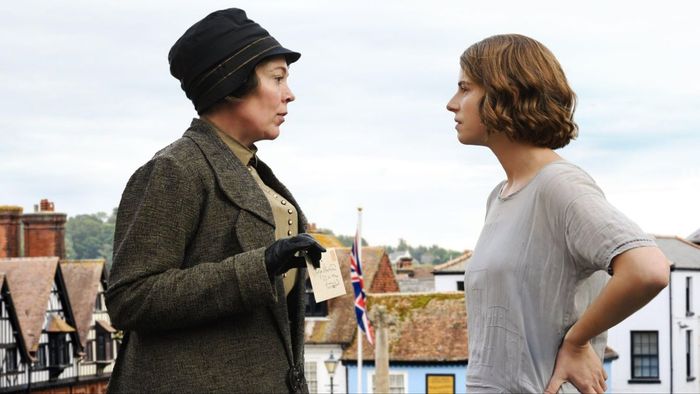 Olivia Colman và Jessie Buckley trong Wicked Little Letters
