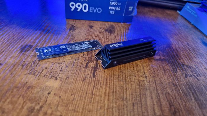 Samsung 990 EVO đặt cạnh một Crucial T700 Pro, thể hiện sự chênh lệch về kích thước giữa hai sản phẩm