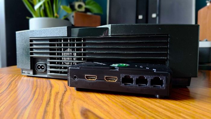 Eon XBHD được kết nối với máy Xbox gốc bằng cổng sau