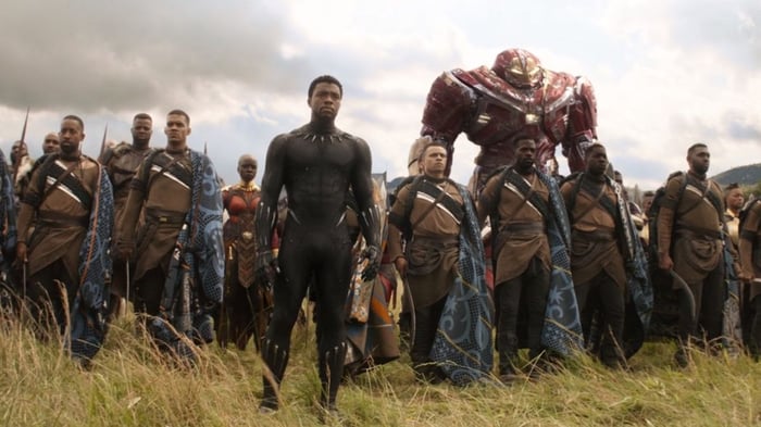 Black Panther đứng cùng quân đội của Wakanda trong Avengers: Cuộc Chiến Vô Cực