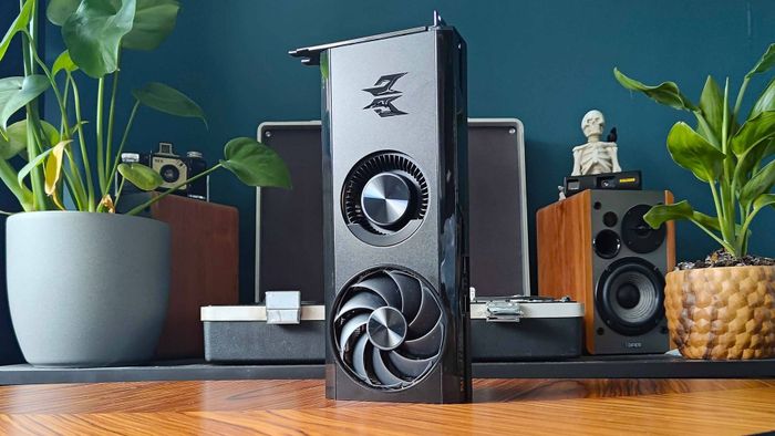 Card đồ họa AMD Radeon RX 7600 đặt đứng theo chiều dọc trên bàn