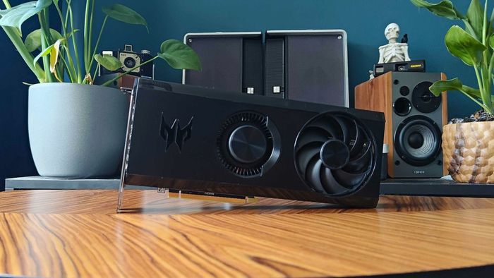 Card đồ họa AMD Radeon RX 7600 nằm ngang trên bàn gỗ