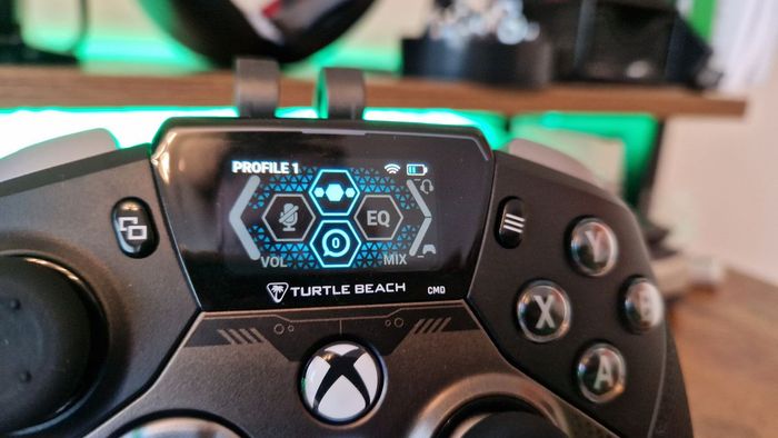 Màn hình mini và giao diện người dùng của Turtle Beach Stealth Ultra Wireless