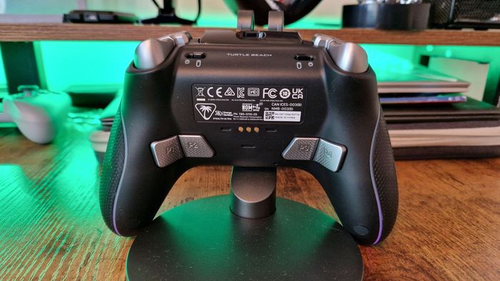 Turtle Beach Stealth Ultra Wireless từ phía sau, hiển thị các nút sau của bộ điều khiển