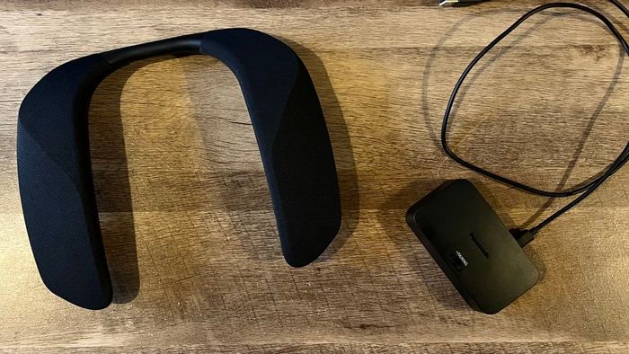 Panasonic Soundslayer Wireless với bộ phát trên một chiếc bàn gỗ