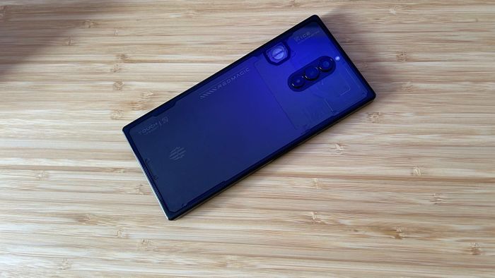 Điện thoại chơi game RedMagic 8S Pro trên một bàn làm từ gỗ