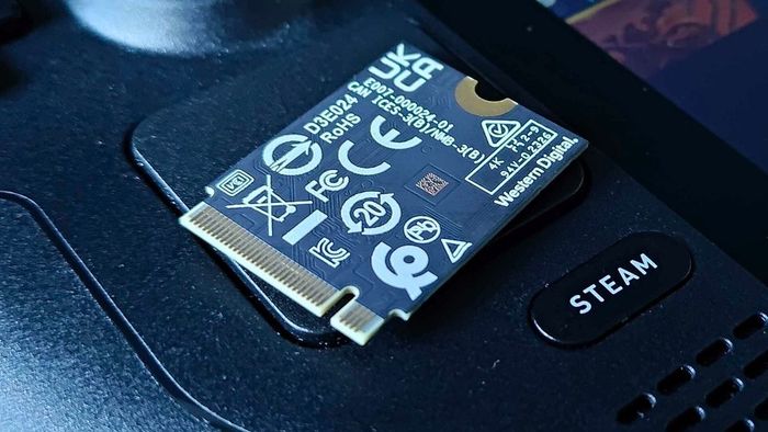 WD Black SN700M nằm mặt xuống trên Steam Deck