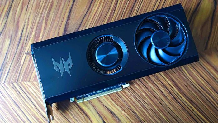AMD Radeon RX 7600 nằm trên bàn gỗ