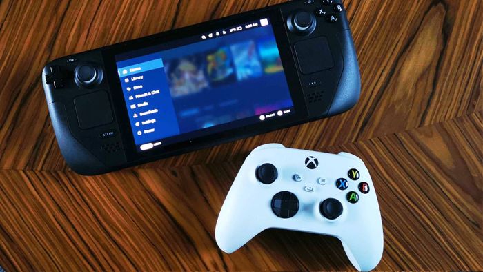 Tay cầm Xbox Wireless bên cạnh Steam Deck trên bàn gỗ