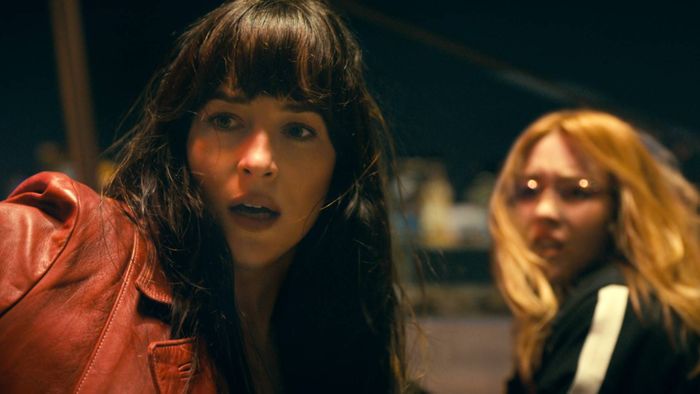 Dakota Johnson và Sydney Sweeney trong Madame Web