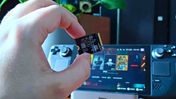 Tay cầm ổ cứng SSD WD Black SN770M với Steam Deck nền