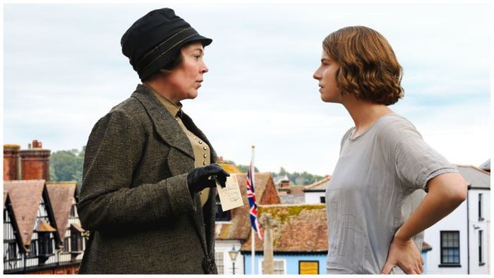 Olivia Colman và Jessie Buckley trong Wicked Little Letters (2023)