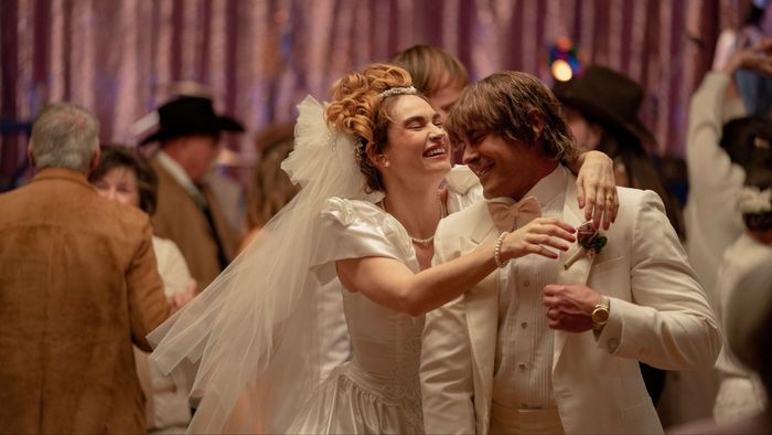 Lily James và Zac Efron trong The Iron Claw