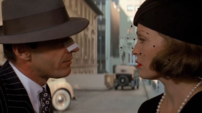 Một thám tử và khách hàng của ông nói chuyện tại Chinatown