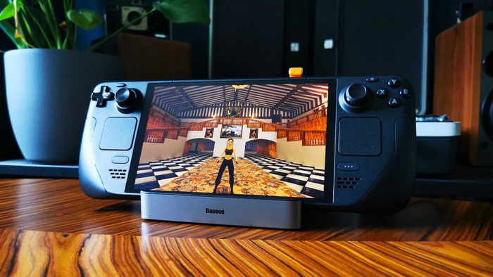 Tomb Raider 2 Remastered chạy trên Steam Deck đặt trên bàn gỗ