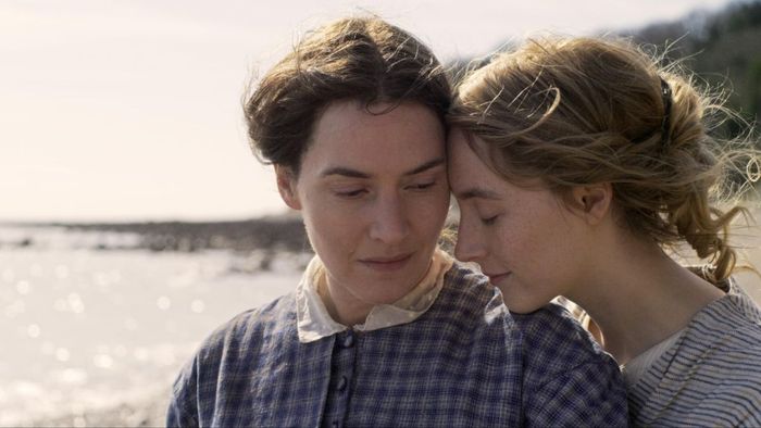 Kate Winslet và Saoirse Ronan trong Ammonite
