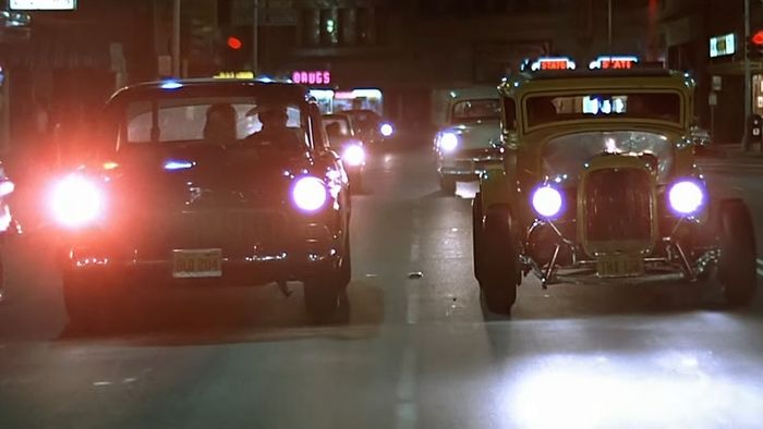 Hai chiếc xe hot rod lái xuống đường trong American Graffiti