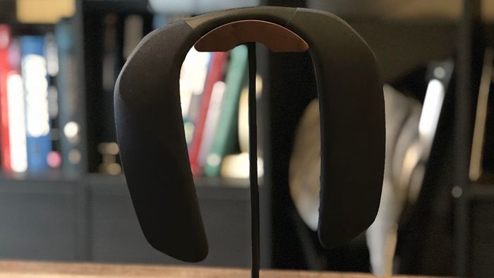 Panasonic Soundslayer Wireless trên một cái giá đỡ tai nghe