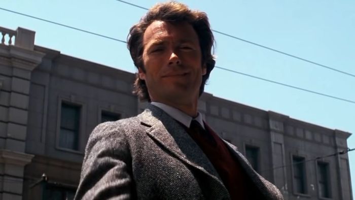 Clint Eastwood đứng dưới ánh nắng mặt trời trong Dirty Harry
