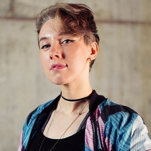 Anna Hollinrake, hình ảnh đầu của Electric Saint